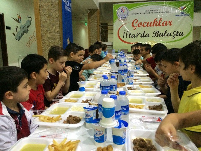 Rize’de Çocuk İftar Programı